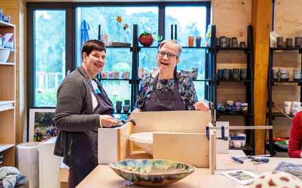 'Met mijn passie voor klei, boetseer ik samen met de cliënten vanuit het hart’