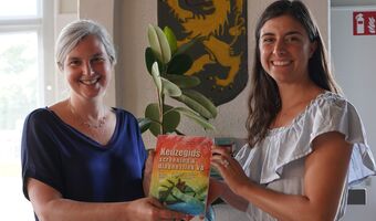 Aurora overhandigt het eerste exemplaar van de keuzegids aan Annemarie Koopman van Vilans.