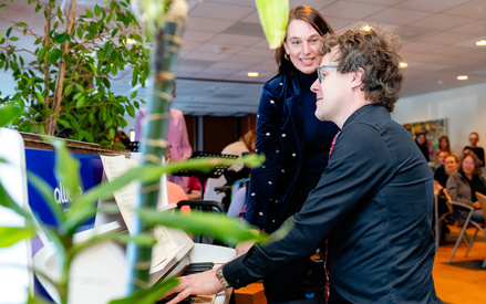De reizende piano gaat op tour!