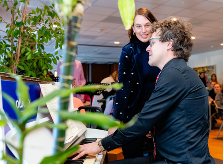 De reizende piano gaat op tour!