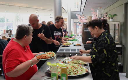 ‘Je zit samen aan tafel en hebt leuke gesprekken. Dat maakt het extra gezellig.’